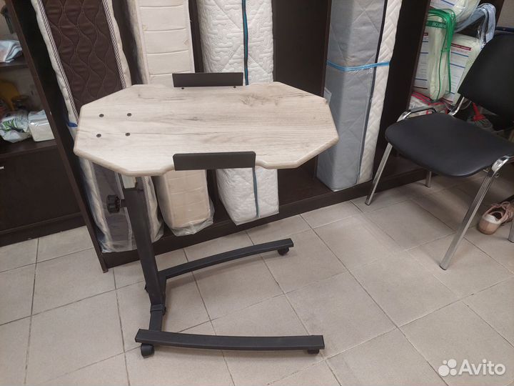 Прикроватный столик