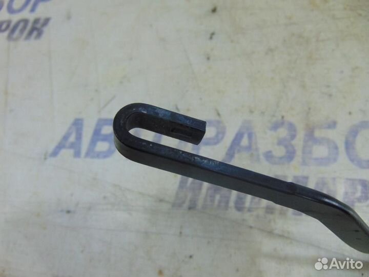 Держатель щетки стеклоочистителя передний правый