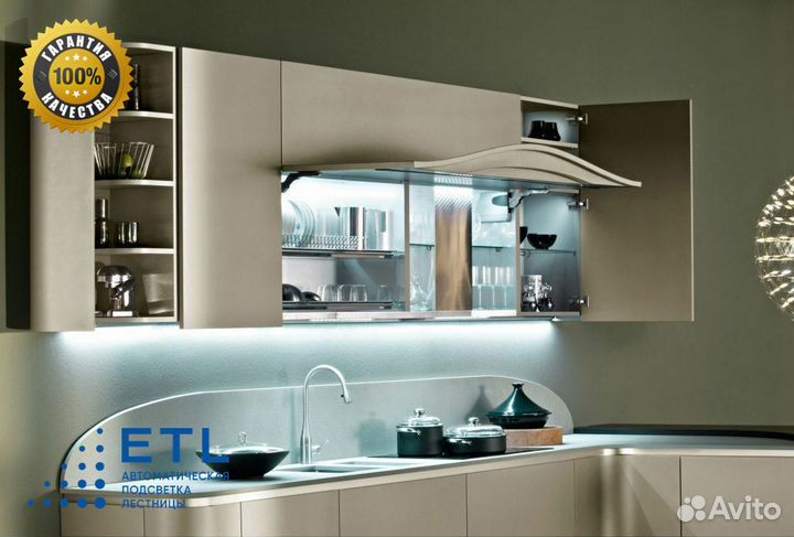 Подсветка дома и кухни в монохромных цветах