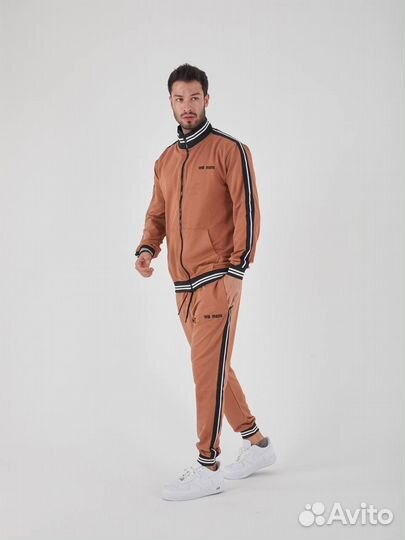 Мужской спортивный костюм