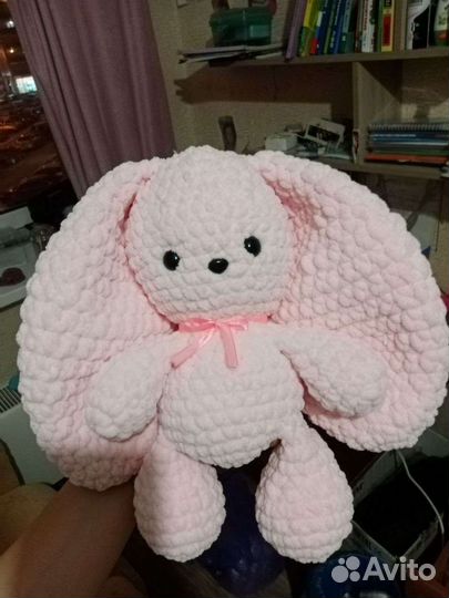 Большой плюшевый заяц