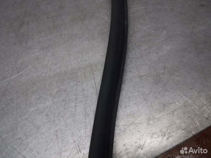 Уплотнитель двери передний правый Mitsubishi