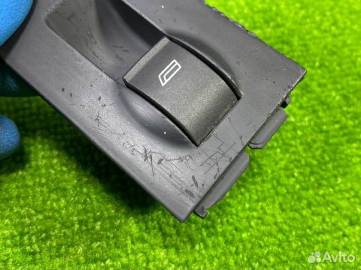 Кнопка стеклоподъемника левая Audi A6 C5 ASN 2002