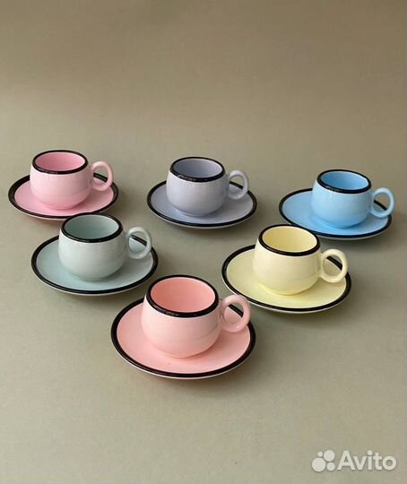 Набор цветных чашек для кофе