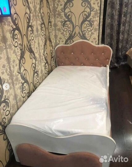 Детская кровать с мягким изголовьем