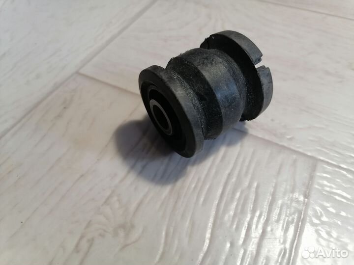 Сайлентблок верхнего рычага Toyota Mark II