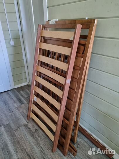 Детская кроватка с маятником