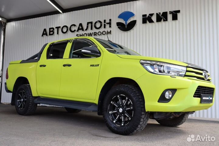 Toyota Hilux 2017 с черепами