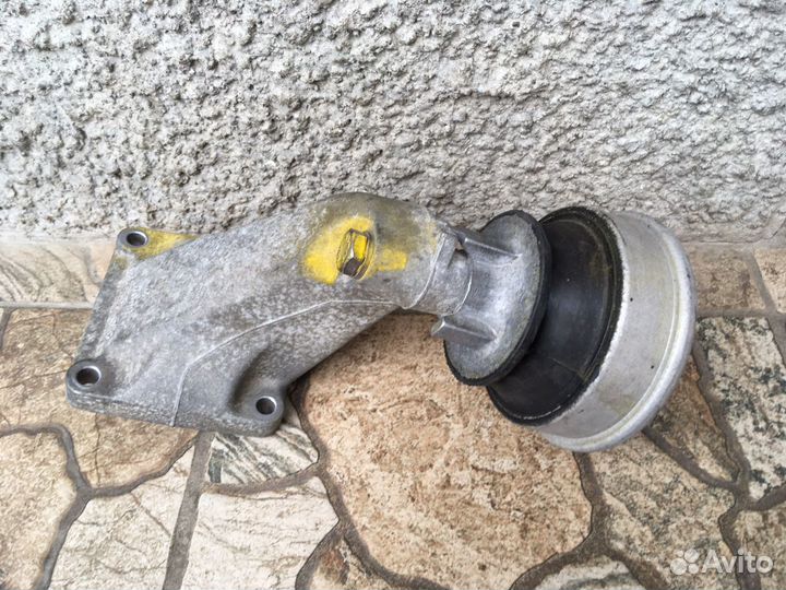 Кронштейн двигателя левый A6062230004