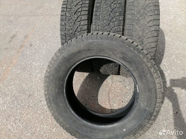 Bridgestone Blizzak Spike-02 235/65 R17 108