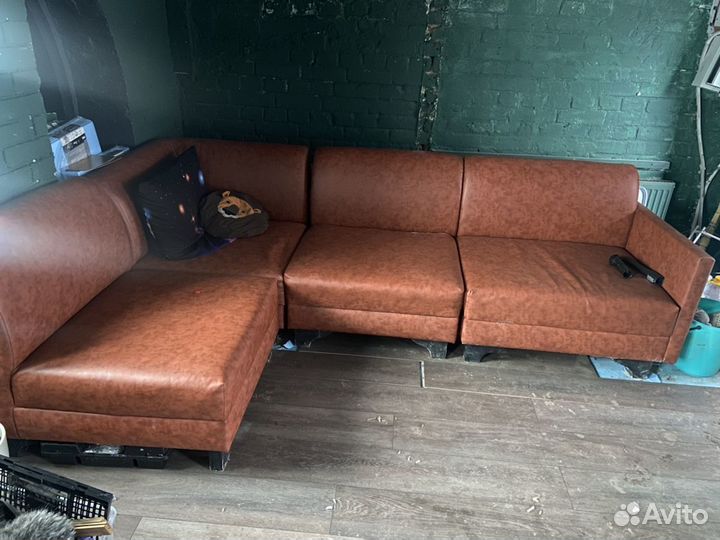 Офисный кожаный диван,в наличии 6 шт