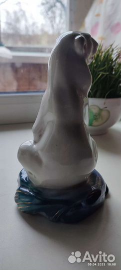 Белый медведь с рыбой. Гжель