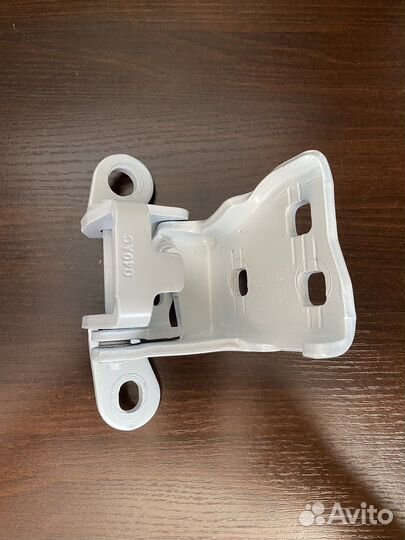 Петля двери передняя правая Chrysler 300C седан 3