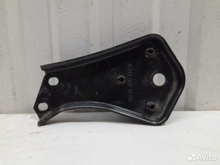 Кронштейн задней балки (правый) Mercedes E-Class