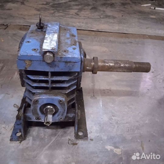 Электродвигатель с редуктором