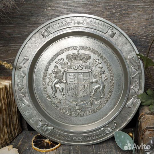 Антиквариат из Европы. Тарелка с гербом, олово