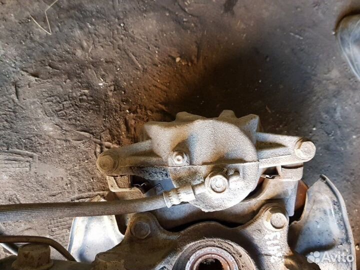 Суппорт передний левый Toyota Avensis T-250 2005