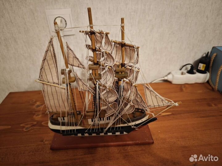 Модель парусника из дерева