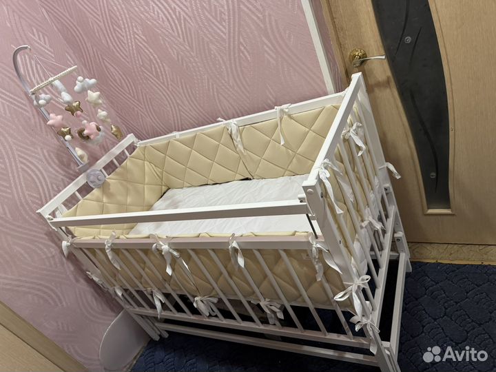 Детская кроватка с маятником
