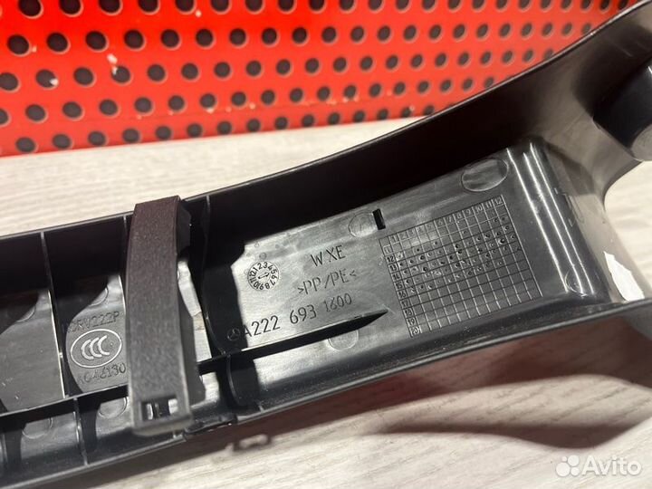 Накладка петли багажника правая Mercedes-Benz