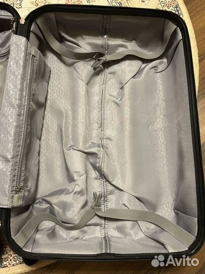 Чемодан Guess