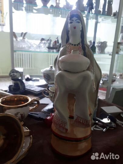 Девушка в Национальном костюме с караваем СССР