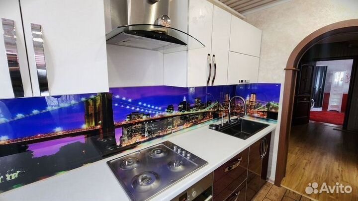 Кухонный фартук из стекла