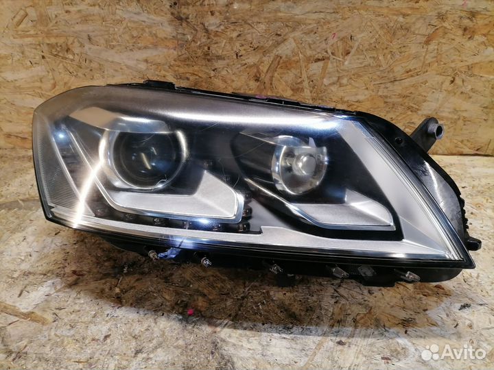 Фара ксенон правая Volkswagen Passat B7
