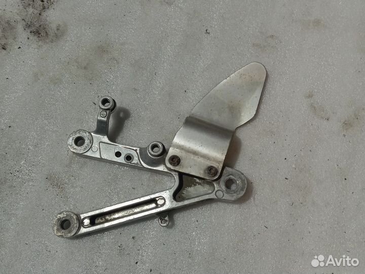 Кронштейн передний правый Yamaha YZF R1 98