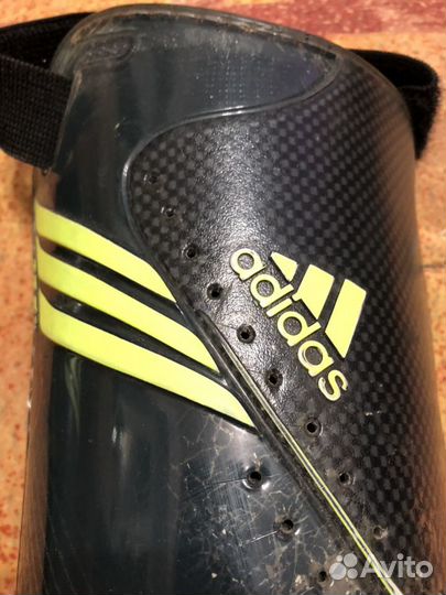 Футбольные щитки Adidas