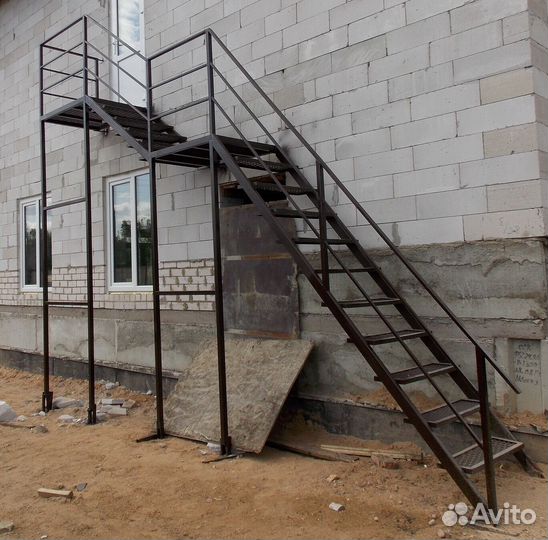 Уличные металлические лестницы
