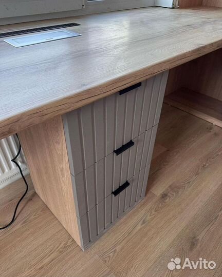 Рабочая зона у окна со шкафом