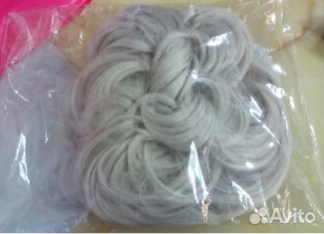 Завит. шиньоны сер, гол. цв. на рез. с прядью вол