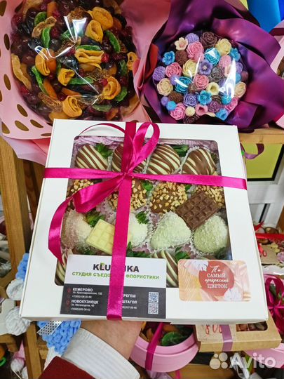 Клубника в шоколаде с цветами