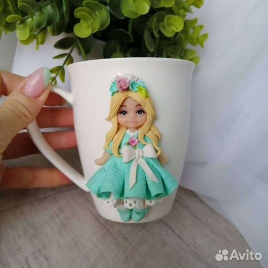 Кружка с девочкой, куколкой
