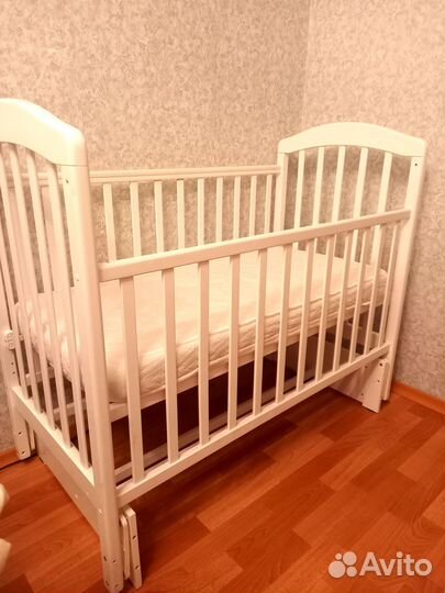 Детская кроватка с маятником