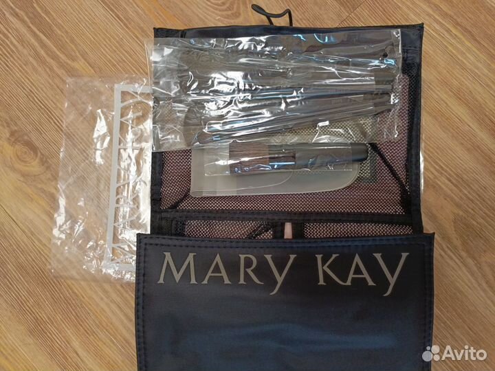 Косметичка новая Mary Kay с кистями в комплекте