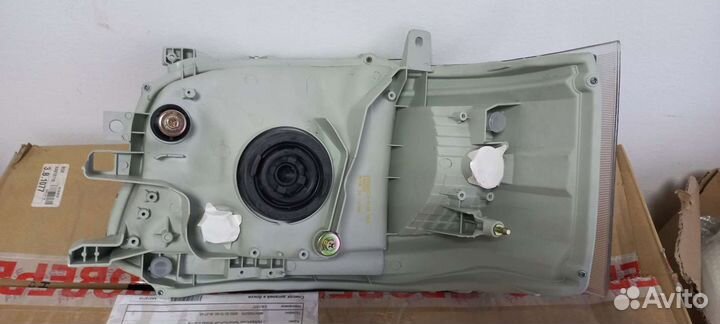 Фара правая toyota hiace