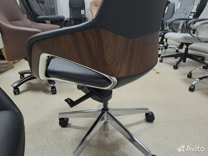 Эксклюзивное кожаное кресло с отделкой деревом