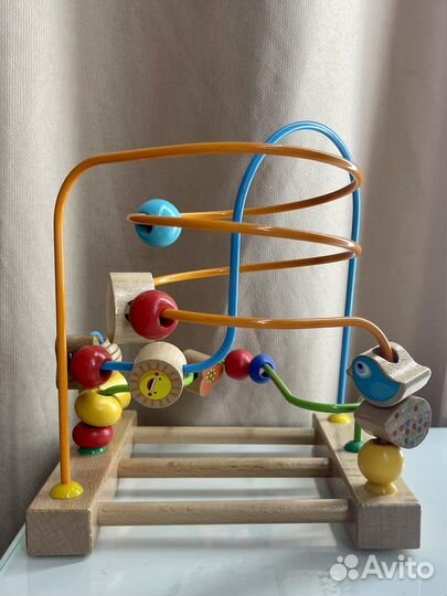 Яркий деревянный лабиринт