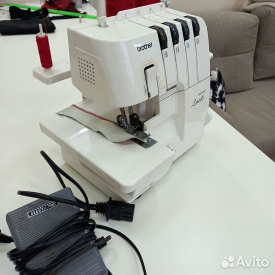 Швейная машина оверлок