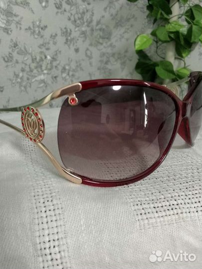 Солнцезащитные очки женские брендовые