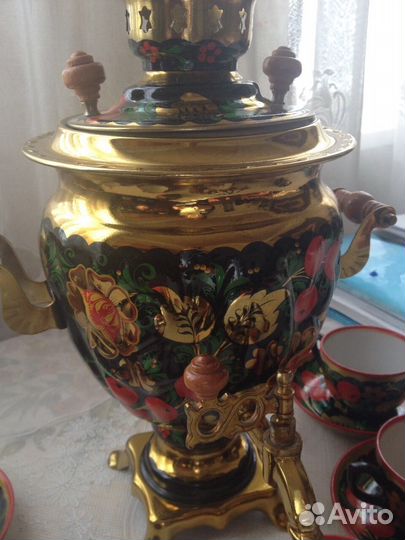 Самовар с посудой