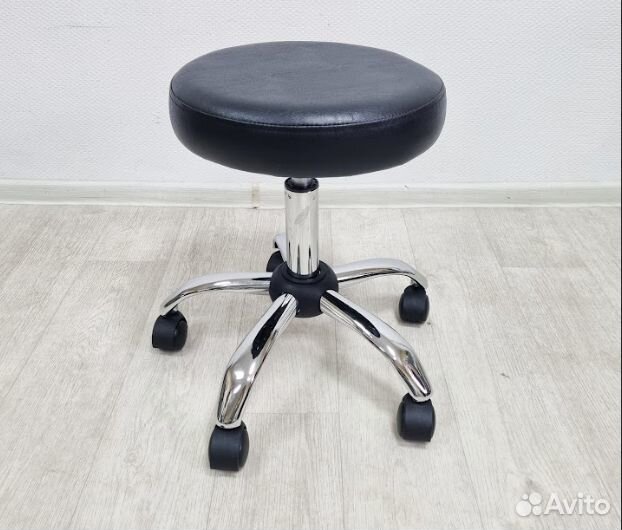 Стул таблетка для мастера педикюра