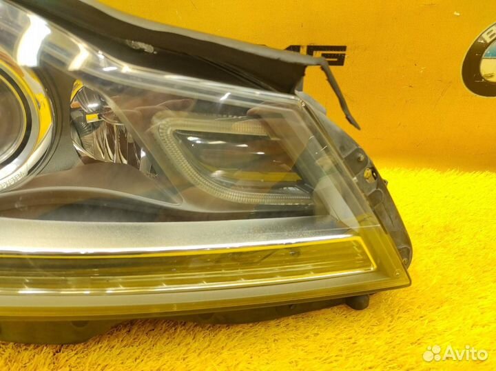Фара ксеноновая правая Mercedes-Benz W204 M271.860
