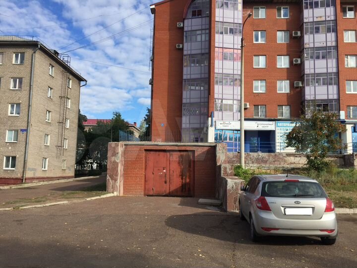 Машиноместо, > 30 м²