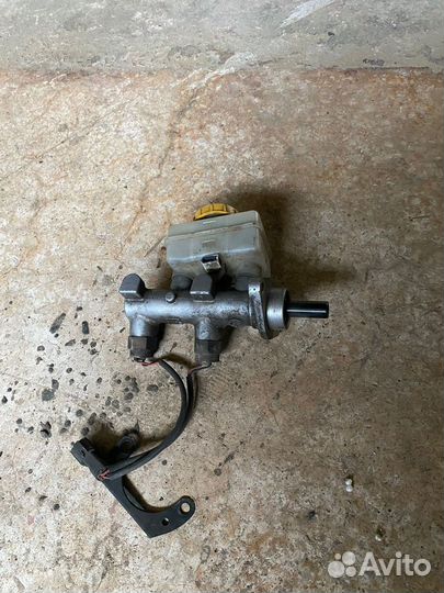 Главный тормозной цилиндр Subaru