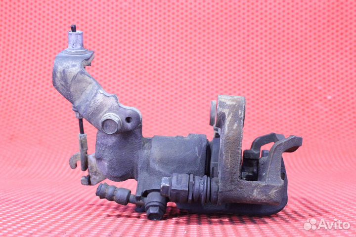 Суппорт тормозной задний левый Nissan Cefiro GF-WA