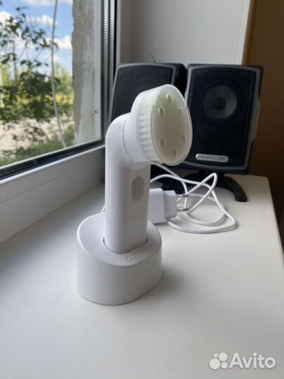 Очищающая ультразвуковая щетка для лица clinique