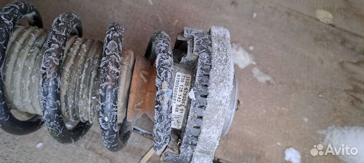 Передняя левая стойка bmw f10